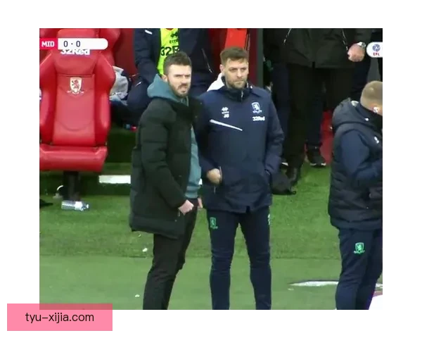 卡里克现身曼城青训观战小德比 卡里克现身曼城青训观战小德比